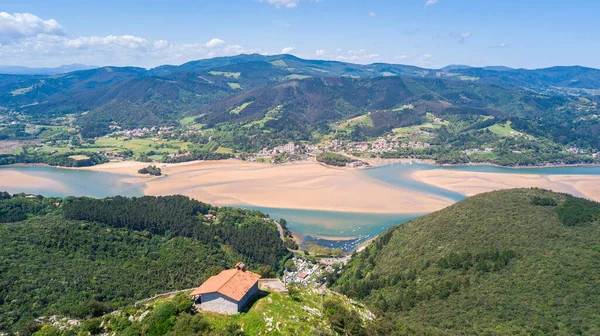 Bask balıkçı kasabasının ve sahil şeridinin havadan görünüşü