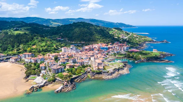 Bask balıkçı kasabasının ve sahil şeridinin havadan görünüşü