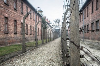 auchwitz, Polonya. 30 Aralık 2019: Auschiwitz toplama kampı binaları