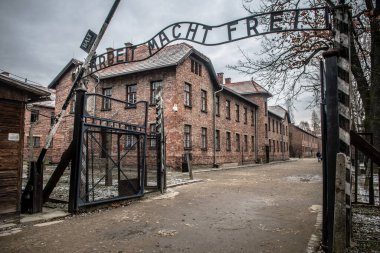 auchwitz, Polonya. 30 Aralık 2019: Auschiwitz toplama kampı binaları