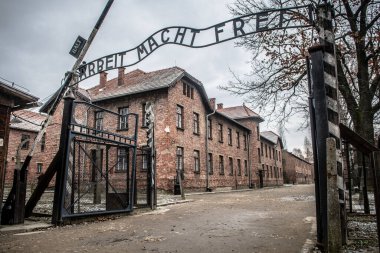 auchwitz, Polonya. 30 Aralık 2019: Auschiwitz toplama kampı binaları