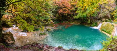 Ürederra kaynaklı renkli sonbahar manzarası, İspanya