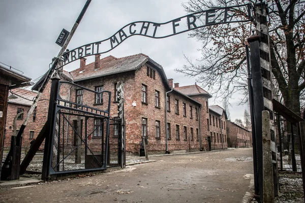 auchwitz, Polonya. 30 Aralık 2019: Auschiwitz toplama kampı binaları