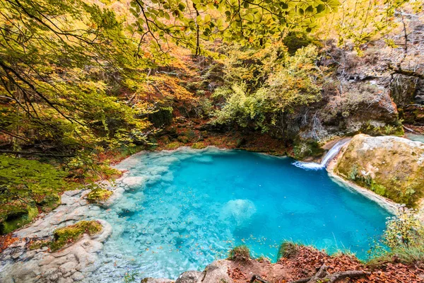 Ürederra kaynaklı renkli sonbahar manzarası, İspanya