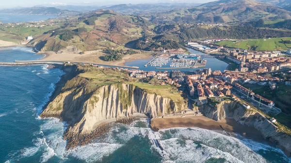 Zumaia 'daki Bask ülke kıyı şeridinin havadan görünüşü