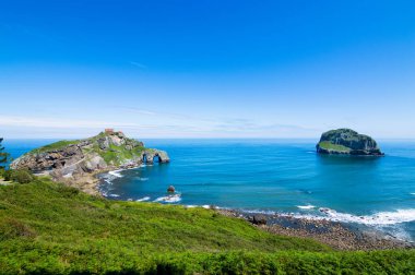 İspanya 'nın Bask ülkesindeki Gaztelugatxe adasına gün doğumu manzarası