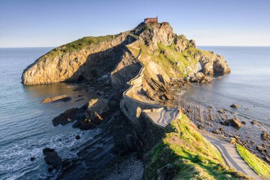 İspanya 'nın Bask ülkesindeki Gaztelugatxe adasına gün doğumu manzarası
