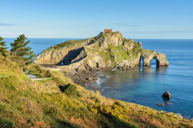 İspanya 'nın Bask ülkesindeki Gaztelugatxe adasına gün doğumu manzarası