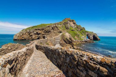 İspanya 'nın Bask ülkesindeki Gaztelugatxe adasına gün doğumu manzarası