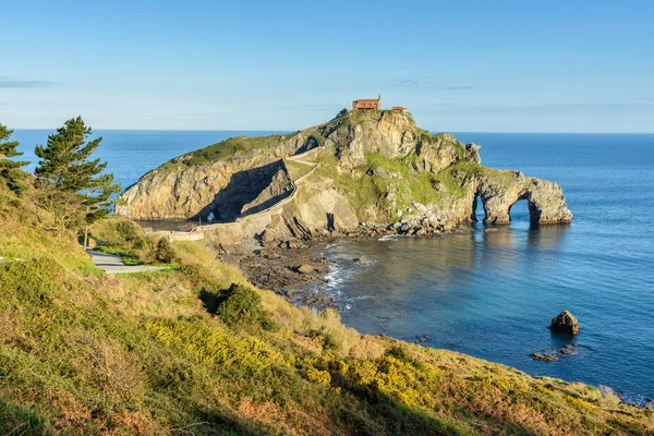 İspanya 'nın Bask ülkesindeki Gaztelugatxe adasına gün doğumu manzarası