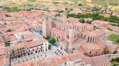 İspanya 'nın Guadalajara kentindeki Siguenza Ortaçağ kasabasının havadan görünüşü