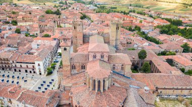 İspanya 'nın Guadalajara kentindeki Siguenza Ortaçağ kasabasının havadan görünüşü