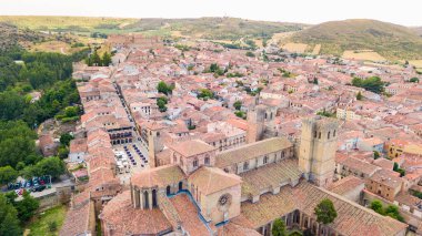 İspanya 'nın Guadalajara kentindeki Siguenza Ortaçağ kasabasının havadan görünüşü
