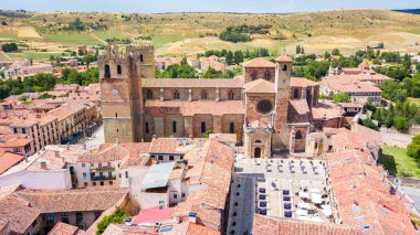 İspanya 'nın Guadalajara kentindeki Siguenza Ortaçağ kasabasının havadan görünüşü