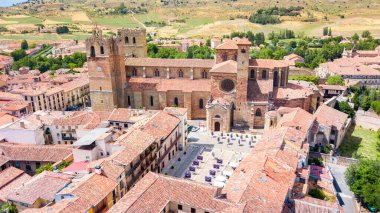 İspanya 'nın Guadalajara kentindeki Siguenza Ortaçağ kasabasının havadan görünüşü