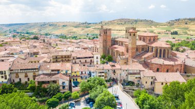 İspanya 'nın Guadalajara kentindeki Siguenza Ortaçağ kasabasının havadan görünüşü