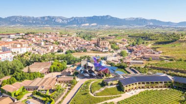 Elciego, İspanya. 13 Temmuz 2020: İspanya 'nın La Rioja kentindeki Elciego kasabasının hava manzarası