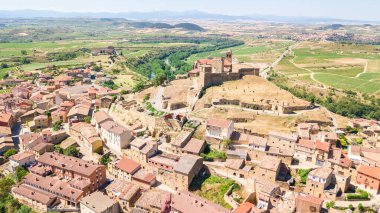 İspanya 'nın La Rioja kentindeki Elciego şehrinin hava manzarası