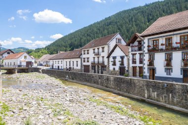 Ot-sagabia, İspanya. 26 Haziran 2020: Ottsagabia kırsal kasabası, İspanya