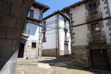 Ot-sagabia, İspanya. 26 Haziran 2020: Ottsagabia kırsal kasabası, İspanya