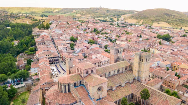 İspanya 'nın Guadalajara kentindeki Siguenza Ortaçağ kasabasının havadan görünüşü