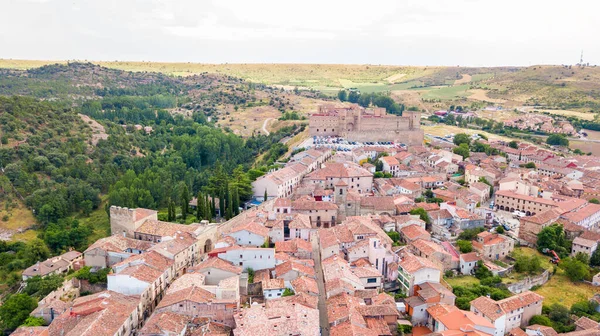 İspanya 'nın Guadalajara kentindeki Siguenza Ortaçağ kasabasının havadan görünüşü