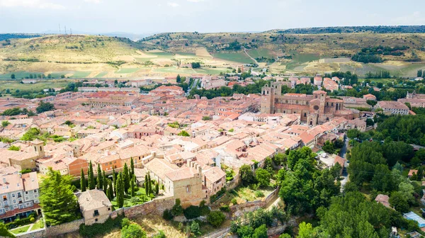 İspanya 'nın Guadalajara kentindeki Siguenza Ortaçağ kasabasının havadan görünüşü