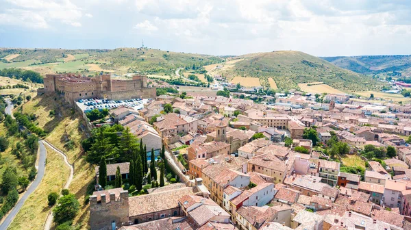 İspanya 'nın Guadalajara kentindeki Siguenza Ortaçağ kasabasının havadan görünüşü