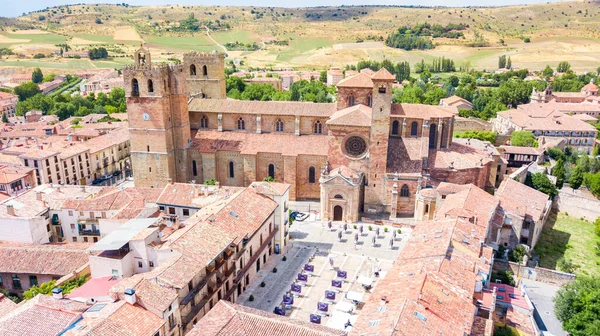 İspanya 'nın Guadalajara kentindeki Siguenza Ortaçağ kasabasının havadan görünüşü