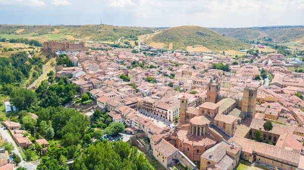 İspanya 'nın Guadalajara kentindeki Siguenza Ortaçağ kasabasının havadan görünüşü
