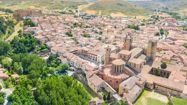 İspanya 'nın Guadalajara kentindeki Siguenza Ortaçağ kasabasının havadan görünüşü