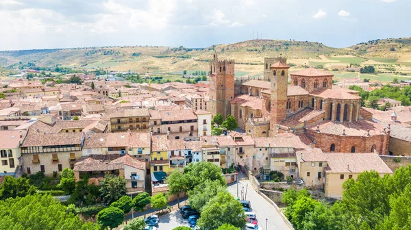 İspanya 'nın Guadalajara kentindeki Siguenza Ortaçağ kasabasının havadan görünüşü