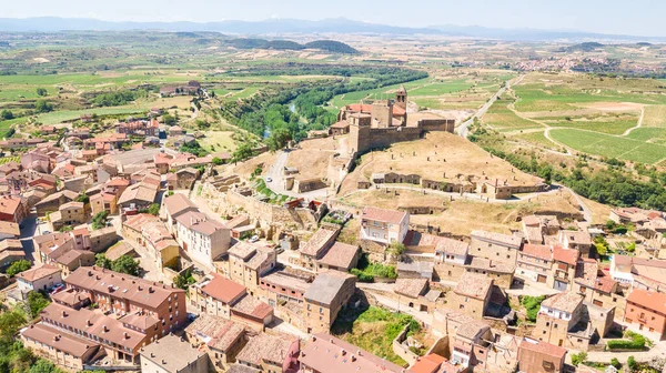 İspanya 'nın La Rioja kentindeki Elciego şehrinin hava manzarası