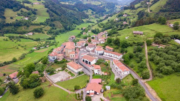 Bask kırsalındaki dağlarda bir köy. İspanya