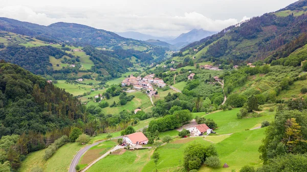 Bask kırsalındaki dağlarda bir köy. İspanya