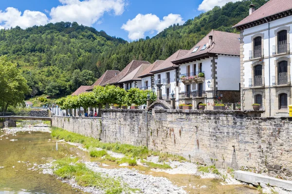 Ot-sagabia, İspanya. 26 Haziran 2020: Ottsagabia kırsal kasabası, İspanya