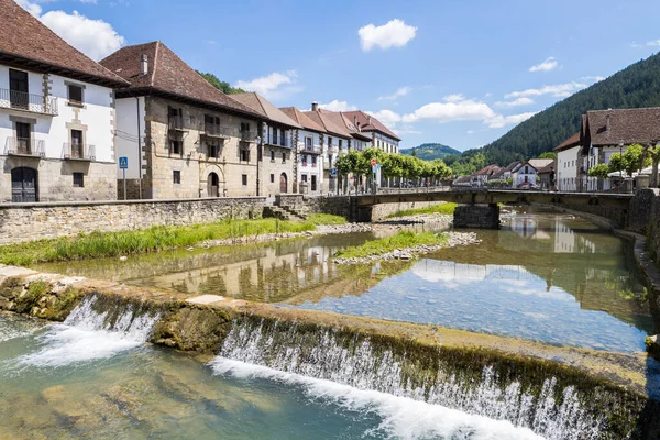 Ot-sagabia, İspanya. 26 Haziran 2020: Ottsagabia kırsal kasabası, İspanya