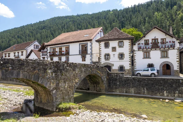 Ot-sagabia, İspanya. 26 Haziran 2020: Ottsagabia kırsal kasabası, İspanya