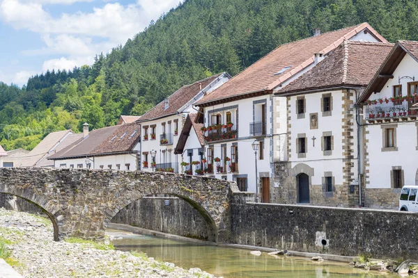 Ot-sagabia, İspanya. 26 Haziran 2020: Ottsagabia kırsal kasabası, İspanya