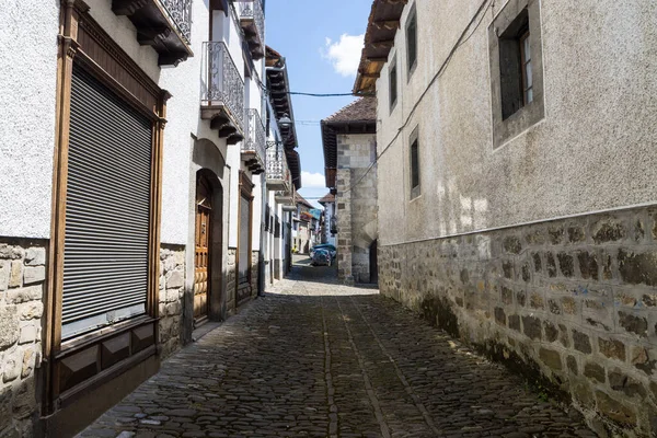 Ot-sagabia, İspanya. 26 Haziran 2020: Ottsagabia kırsal kasabası, İspanya