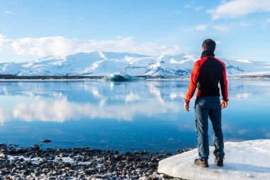 Jokulsarlon Buzulu, İzlanda 'da güneşli bir gün
