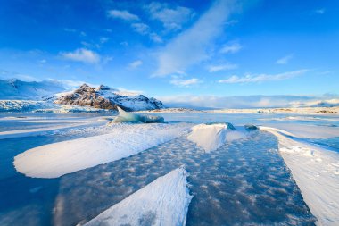 Jokulsarlon Buzulu, İzlanda 'da güneşli bir gün