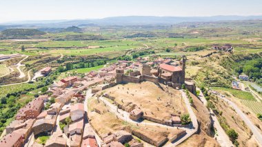İspanya 'nın La Rioja kentindeki Elciego şehrinin hava manzarası