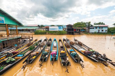 Myanmar Gölü. 20 Ağustos, 2019: Myanmar, inle Gölü 'nde yüzen köy