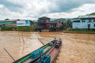 Myanmar Gölü. 20 Ağustos, 2019: Myanmar, inle Gölü 'nde yüzen köy