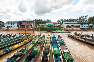 Myanmar Gölü. 20 Ağustos, 2019: Myanmar, inle Gölü 'nde yüzen köy