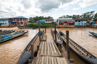Myanmar Gölü. 20 Ağustos, 2019: Myanmar, inle Gölü 'nde yüzen köy