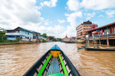 Myanmar Gölü. 20 Ağustos, 2019: Myanmar, inle Gölü 'nde yüzen köy