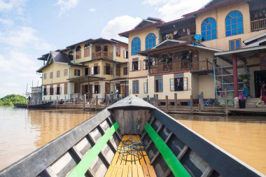 Myanmar Gölü. 20 Ağustos, 2019: Myanmar, inle Gölü 'nde yüzen köy