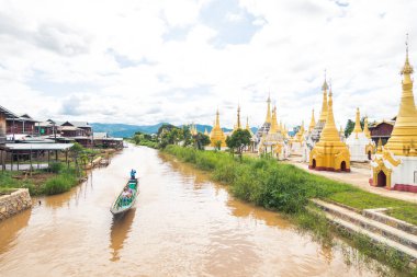 Myanmar Gölü. 20 Ağustos, 2019: Myanmar, inle Gölü 'nde yüzen köy